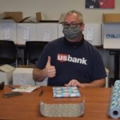 usbank-volunteer-with-mask