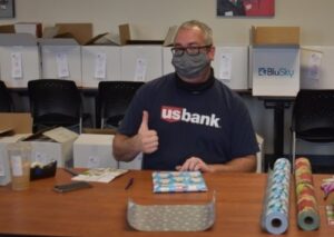 usbank-volunteer-with-mask